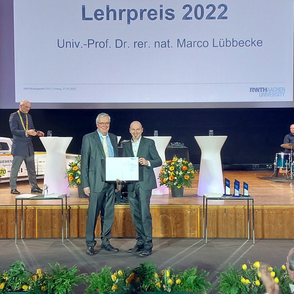 Prof. <a href="/mluebbecke/">Marco Lübbecke</a> vom Lehrstuhl für Operations Research wird mit den Lehrpreis der #RWTH ausgezeichnet. 👍 Herzlichen Glückwunsch! ❤️😀

#RWTHtransparent #Hochschule #Lehre