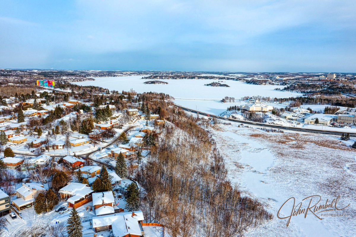 Here's a wintery aerial view of Ramsey Lake looking eastward, in which you can see @ScienceNorth  @LaurentianU #RamseyLake the #skatepath and the old St. Joes hospital turned large colorful mural.

#drone #aerial #dronephotography #dronepilot #aerialphotography #sudbury