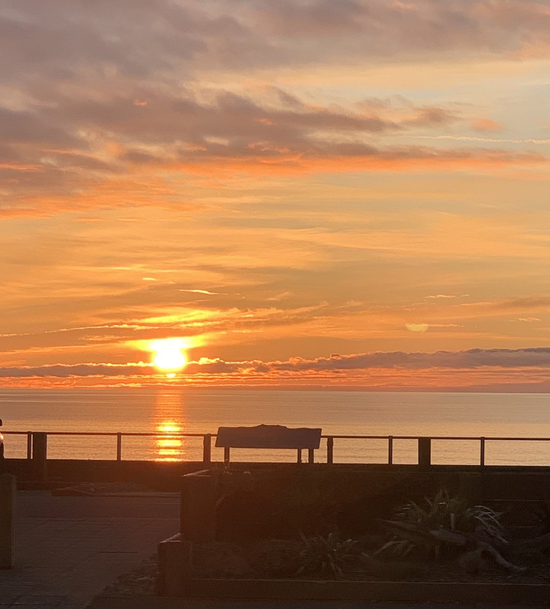 Right now at 17.45 it is still light and the sunset is going to be another beauty. Mother Nature blesses us once again. #Thankful the days are getting longer. #wales #Tywyn #sunsetphotography #sunset #mothernaturesbeauty