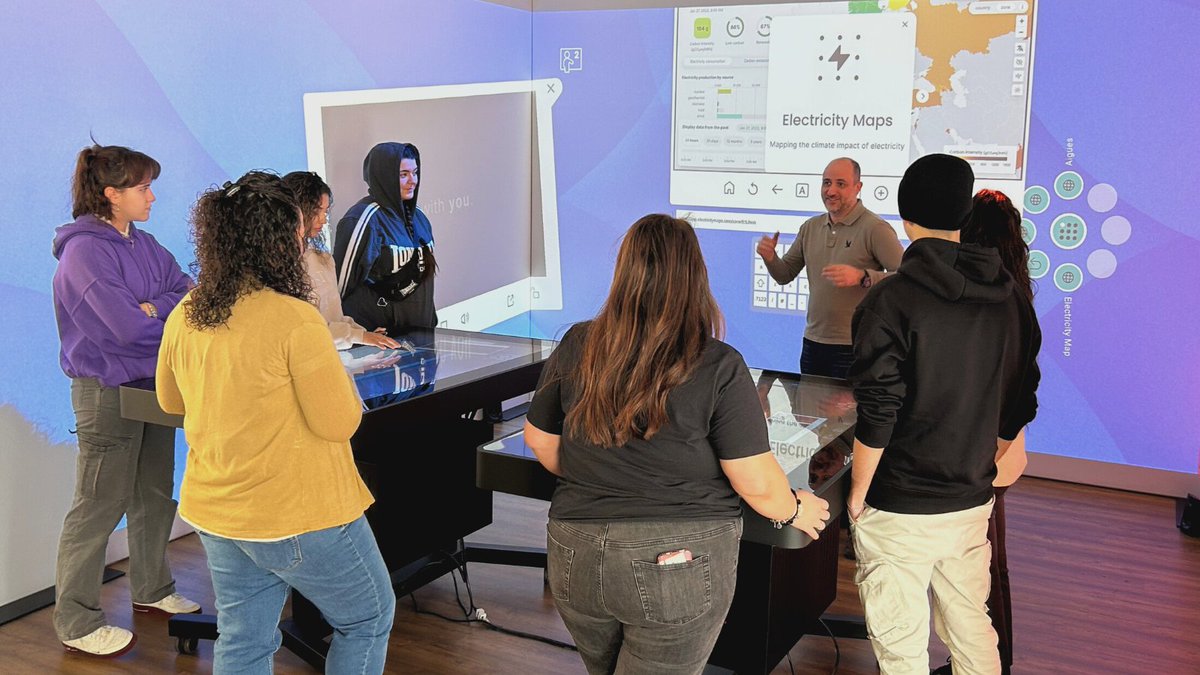 DigaliX's tweet image. Avui ens han visitat els alumnes de Gràfica Interactiva de l’Escola d’Art Pau Gargallo, de Badalona. 🥰 #simmersive #salainmersiva #xtable #salainmersivainteractiva