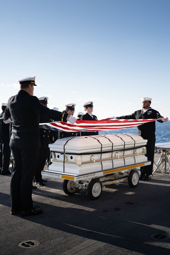 We have the watch. 🇺🇸 ⚓ 

Sailors participate in a burial-at-sea ceremony aboard #USSKearsarge (LHD 3). 

Kearsarge conducted a burial-at-sea to honor the last requests of seven deceased service members.