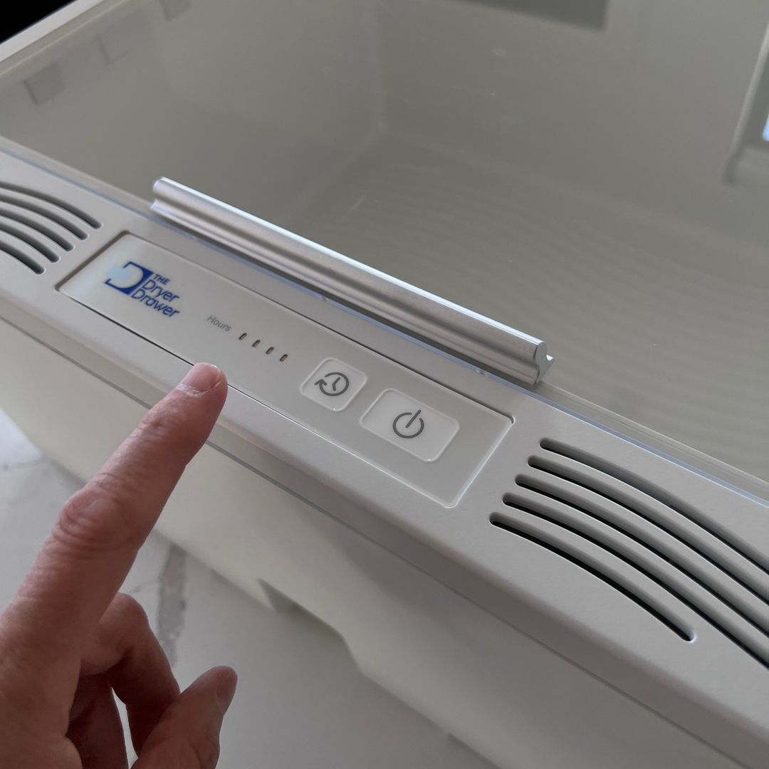 KBIS's tweet image. Sick of clutter, damp rags &amp;amp; wet dishes that haven&apos;t dried after the dishwasher? Check out the @theDryerDrawer!

A quiet fan pulls air into the Drawer &amp;amp; circulates around your dishes, all while exiting from the opposite side! Visit W5623 in the #KBISKickstarter Zone at #KBIS2023!