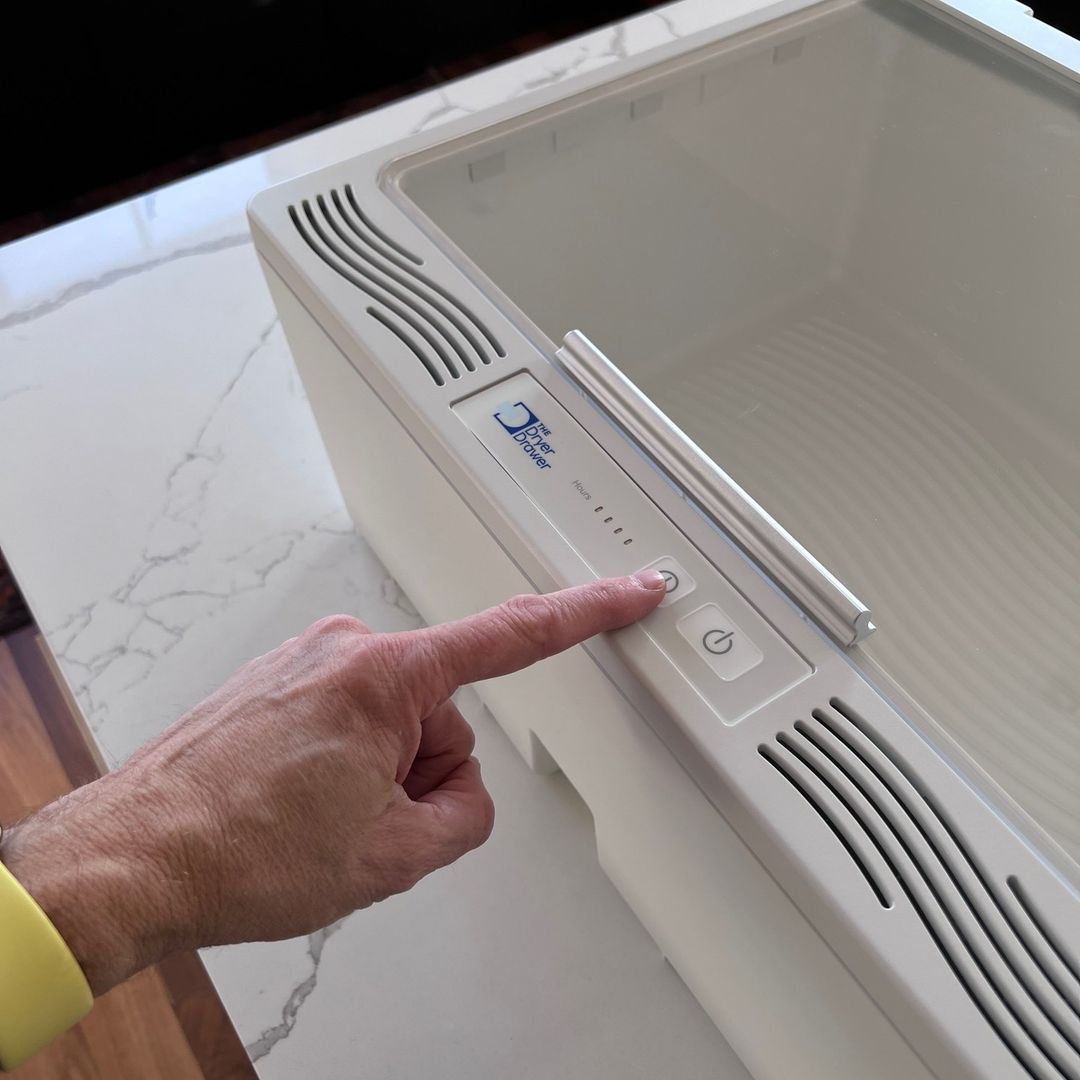 KBIS's tweet image. Sick of clutter, damp rags &amp;amp; wet dishes that haven&apos;t dried after the dishwasher? Check out the @theDryerDrawer!

A quiet fan pulls air into the Drawer &amp;amp; circulates around your dishes, all while exiting from the opposite side! Visit W5623 in the #KBISKickstarter Zone at #KBIS2023!