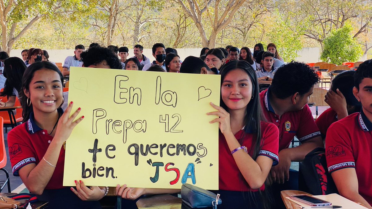 JavSaldana's tweet photo. Los saludo desde la Preparatoria No. 42 en La Unión. Es un gusto estar aquí en esta escuela que lleva mi nombre junto con los jóvenes universitarios. 
#LoMejorEstaPorVenir🦅 https://t.co/IEVOqeEzuD