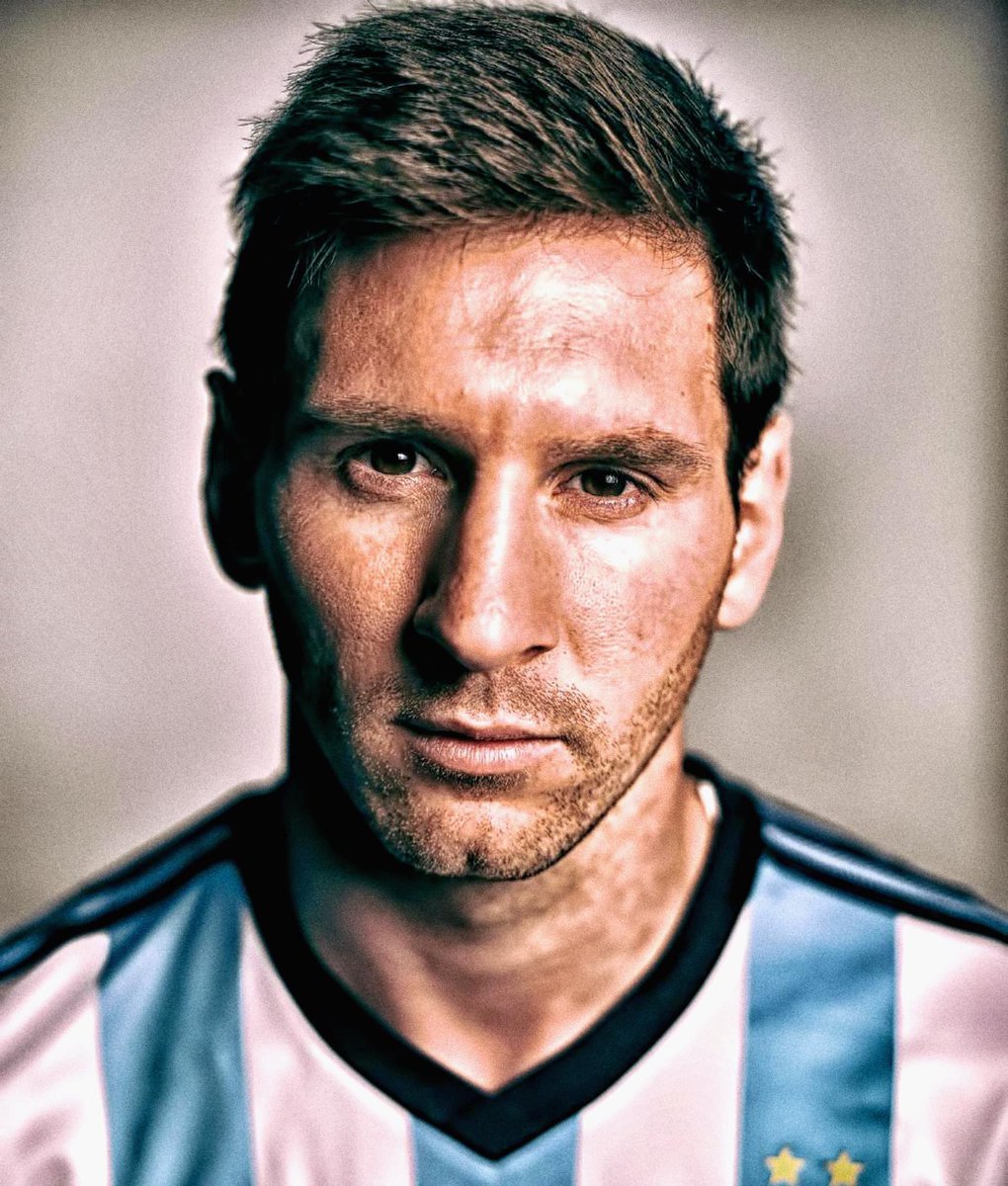 FrankKhalidUK's tweet photo. The numbers of 'Hat-tricks' without penalties:

🇦🇷 Aguero - 10
🇵🇱 Lewandowski - 16
🇺🇾 Suarez - 21
🇵🇹 Ronaldo - 28
🇦🇷 Messi - 42

Messi is the only non-striker in the list. https://t.co/n4Ipgs8t4O