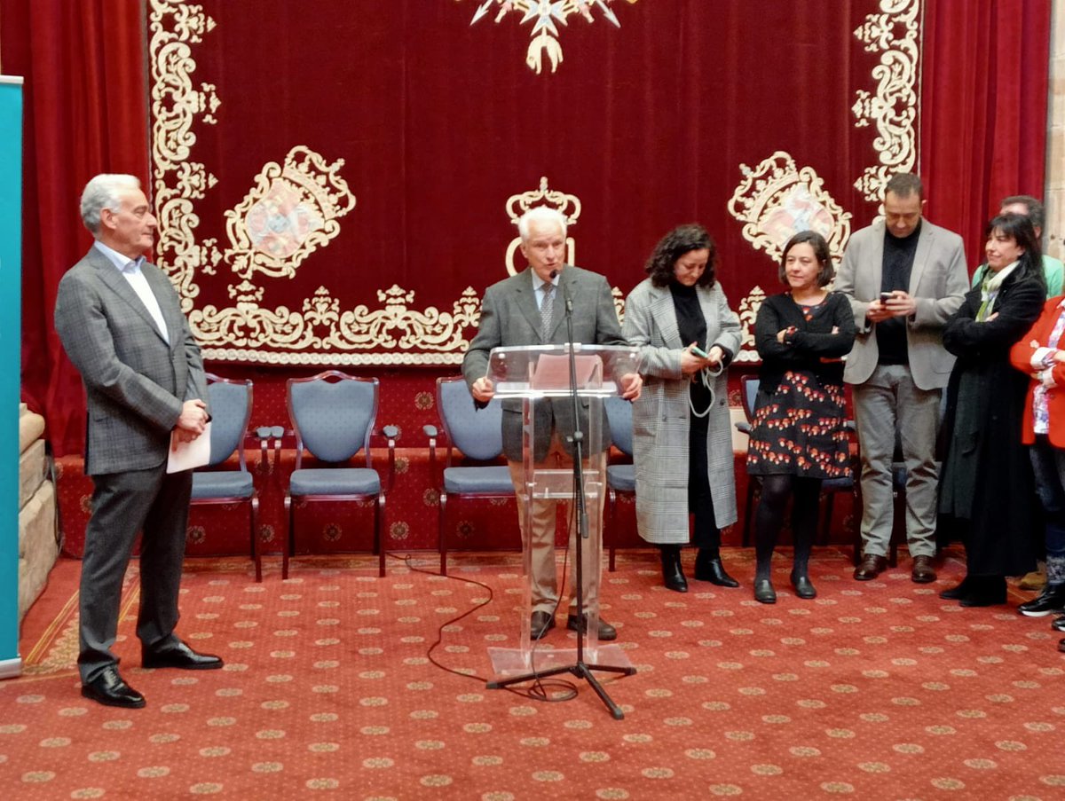 APrensaOviedo's tweet photo. ✍️  La @APrensaOviedo y @PeriodistasAst han celebrado hoy su primera comida conjunta 

🖊️ Los periodistas asturianos han entregado hoy el título de honor a Alberto Menéndez @Ajma56 que durante más de tres décadas defendió a la profesión desde la directiva de la APO https://t.co/LiK2ccV0hG