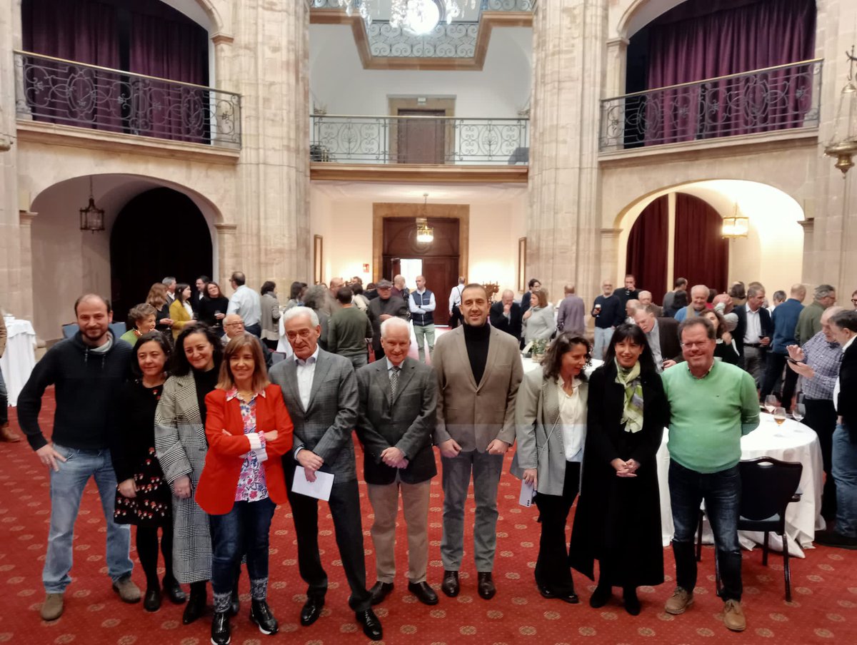 APrensaOviedo's tweet photo. ✍️  La @APrensaOviedo y @PeriodistasAst han celebrado hoy su primera comida conjunta 

🖊️ Los periodistas asturianos han entregado hoy el título de honor a Alberto Menéndez @Ajma56 que durante más de tres décadas defendió a la profesión desde la directiva de la APO https://t.co/LiK2ccV0hG