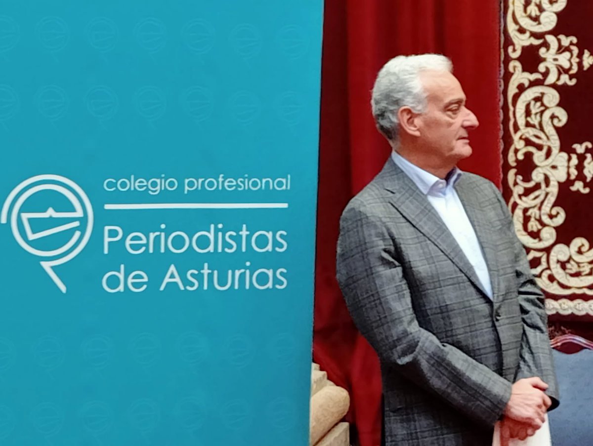 APrensaOviedo's tweet photo. ✍️  La @APrensaOviedo y @PeriodistasAst han celebrado hoy su primera comida conjunta 

🖊️ Los periodistas asturianos han entregado hoy el título de honor a Alberto Menéndez @Ajma56 que durante más de tres décadas defendió a la profesión desde la directiva de la APO https://t.co/LiK2ccV0hG