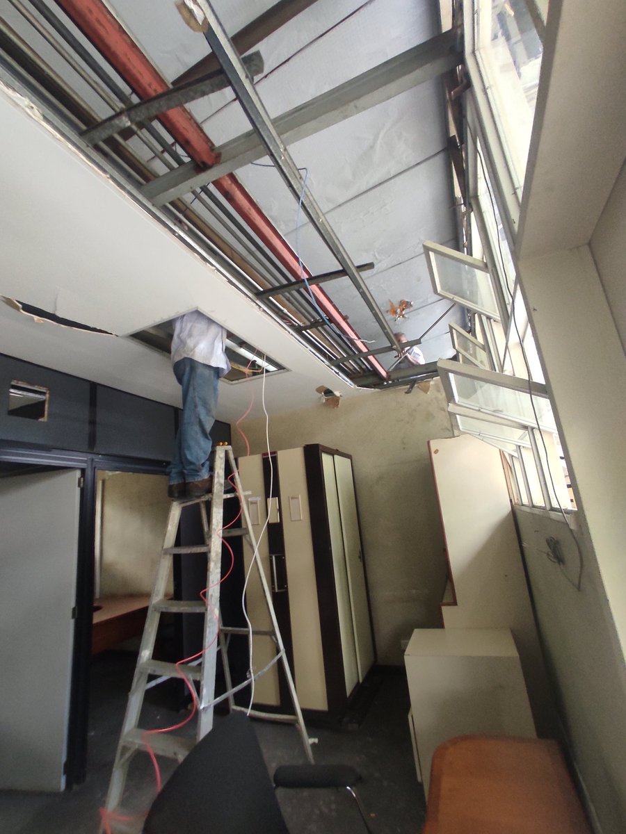 miguel_suarezt's tweet photo. ¡ATENCIÓN EEPISTA! El día de hoy el personal de mantenimiento de nuestra facultad está realizando trabajos para dotar de electricidad a todo el edificio de los galpones de la entrada de las tres gracias. 
#FCJP
#UCV
#EEPA https://t.co/Q7LiekFxmb