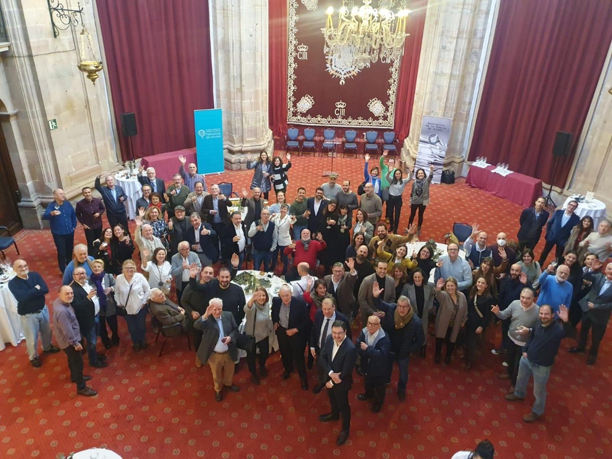 ✍ El Colegio de <a href="/PeriodistasAst/">Periodistas Asturias</a> y la <a href="/APrensaOviedo/">Asoc. Prensa Oviedo</a>  han celebrado hoy su primera comida conjunta 

🖊 Los periodistas asturianos han entregado hoy el título de honor a Alberto Menéndez, que durante más de tres décadas defendió a la profesión desde la directiva de la APO