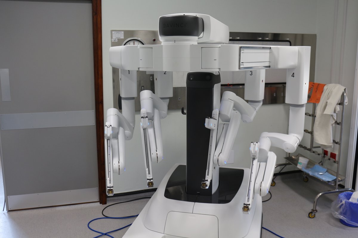BTHFT's tweet image. Tune in to @BBCLookNorth 6.30pm tonight to see our amazing #robotics #surgeons  talking about the arrival of our 2nd #daVinci robot &amp;amp; the difference it's making to #cancerpatients . 1st trust in the region to get a 2nd console #TeachingFutureSurgeons