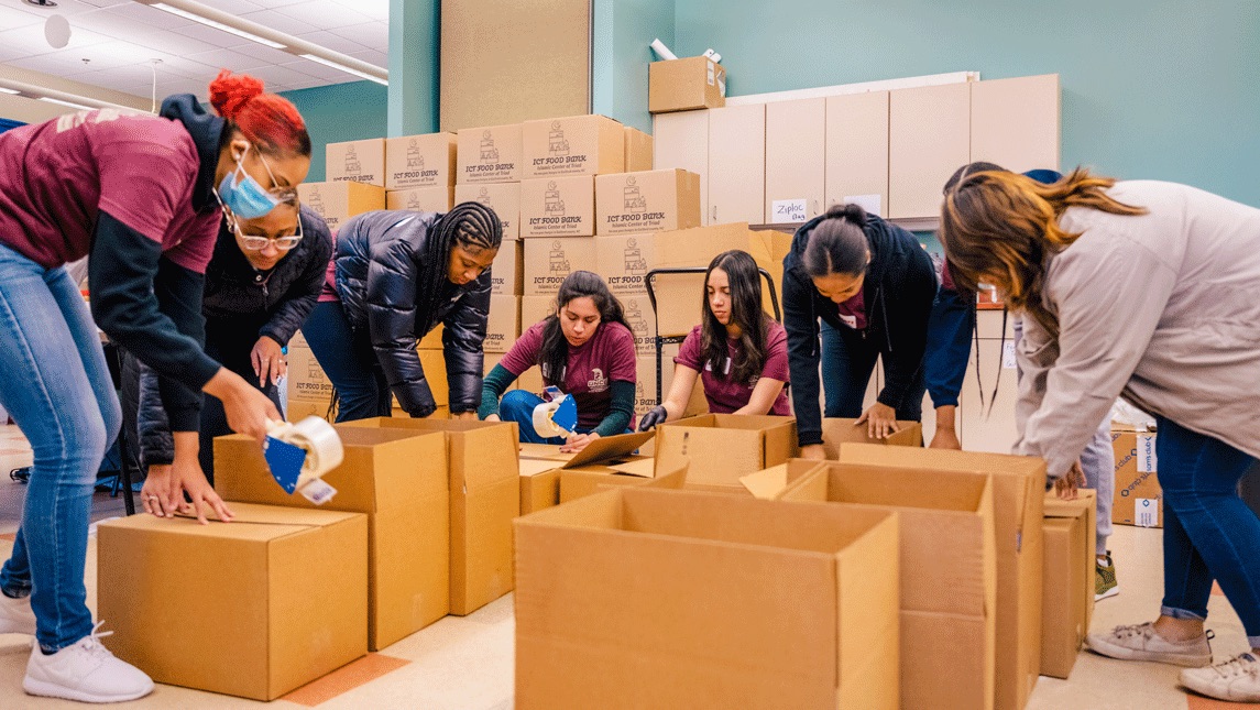 UNCG's tweet photo. Spartans dedicated more than 600,000 hours of community service to @greensborocity in 2022. 🙌 

UNCG student orgs and clubs excel in making a difference in the lives of others through a network of like-minded individuals.💙💛

Find a club: https://t.co/z9ISeAn56Z
#UNCGservice https://t.co/xYl9DvYFAV