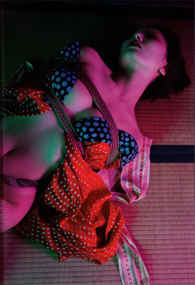 AkaTakonet's tweet image. Hajime Kinoko shibari seeks to bring out the best in women&apos;s beauty. &quot;In my case, my position towards the model to be tied is equal.&quot; WAYOU KINBAKU MIYABI includes JP/EN afterword. SIGNED copies at akatako.
akatako.net/japanese-art/h…
@Shibarijp #hajimekinoko #wayoukinbaku #一鬼のこ