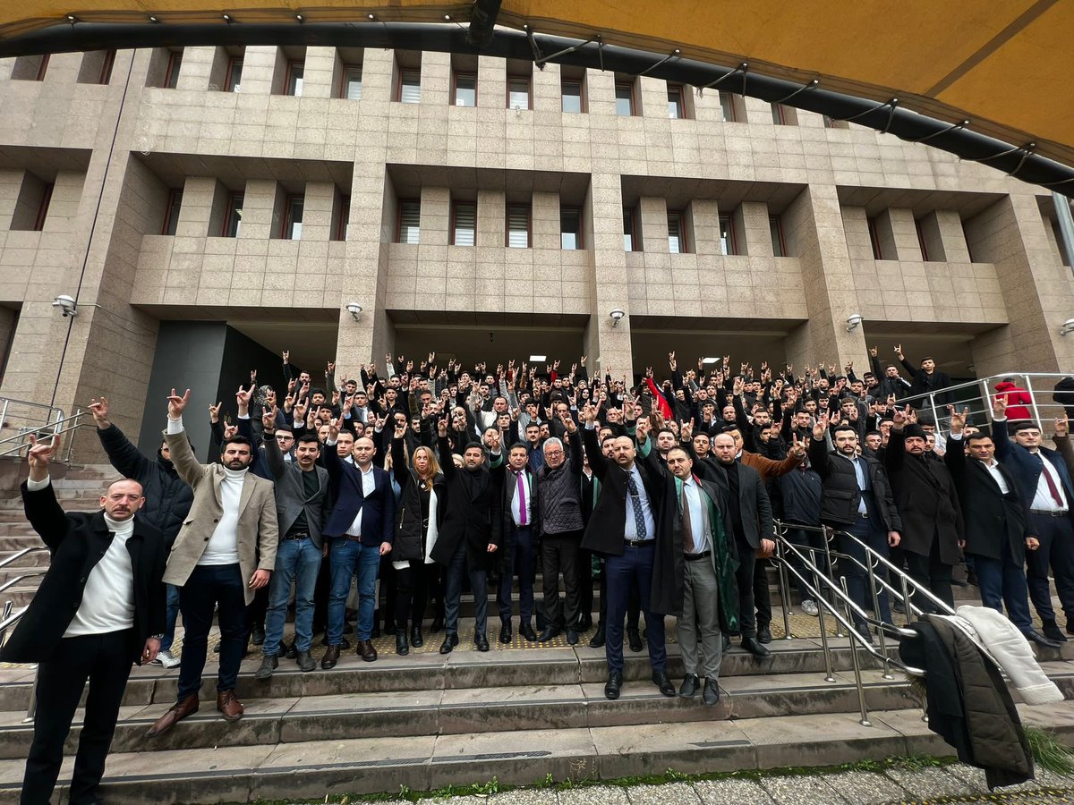 #FıratYılmazÇakıroğlu

Fırat Yılmaz Çakıroğlu’nu Türk milletinin bağrından koparan ve sözde Çözüm Süreci ile serbest kalan terörist Cihat Babatonguz bugün 2 kez ağırlaştırılmış müebbet cezası aldı. 
Bu davada mücadele eden meslektaşlarıma da teşekkür ediyorum.
Rahat uyu kardeşim.