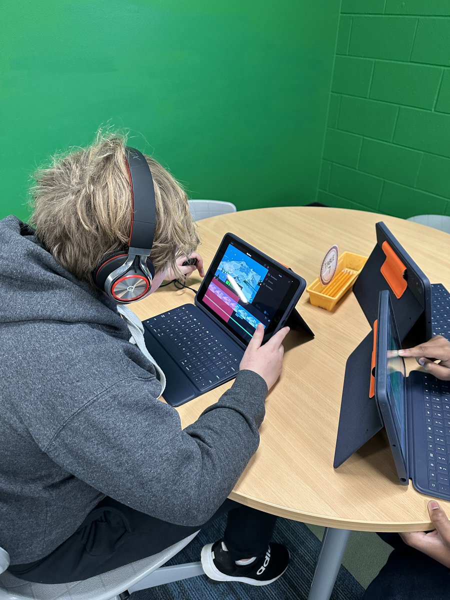 mslesser79's tweet photo. 4th and 5th graders video editing with @WeVideoEdu and @IMovieco! @FSD79 #videoediting https://t.co/U8FByvDamc