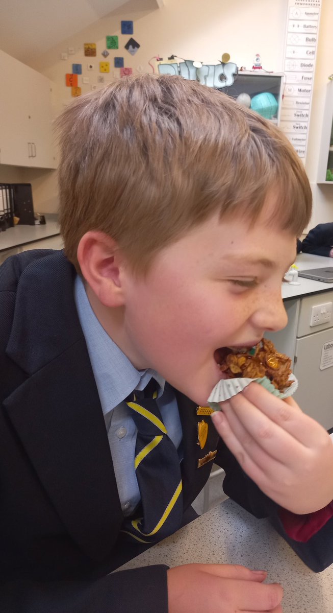 OPSScience's tweet image. What better way to enter the Exeat weekend than exploring physical changes?! No given method, lots of red herring apparatus and one aim... change the state of chocolate to show a reversible reaction! Well done year8 on putting your scientific skills to good use! @OPS_OratoryPrep