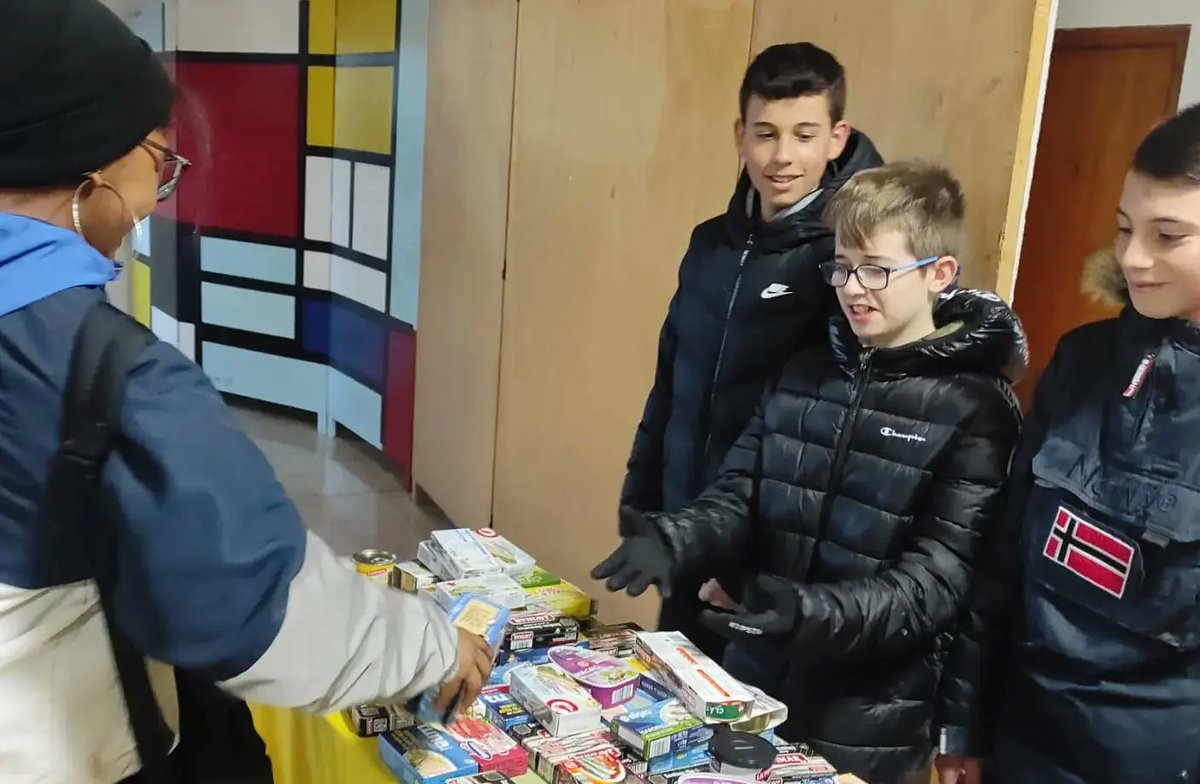 IESZobel's tweet photo. Primer día de nuestra RECOGIDA DE VÍVERES para #Ucrania en colaboración con la Biblioteca Solidaria.

EL LUNES CONTINUAMOS...

#iesfernandozóbel#zobelsolidario#ucrania https://t.co/Ht6oLtNW4q
