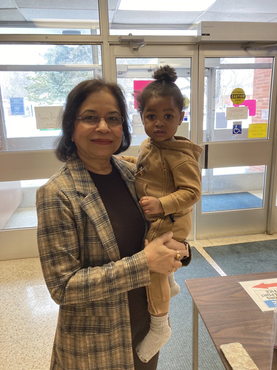 RobDiPro's tweet image. This is what it looks like when the Director of Education visits your school and someone else steals the show!   Thanks so much for your visit today ⁦@PDSBDirector⁩ ⁦@PeelSchools⁩ ⁦@SilverCreekPS⁩ !