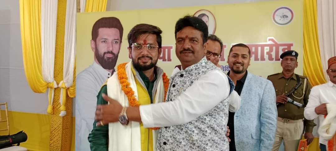 ArunSha71882427's tweet image. लोक जनशक्ति पार्टी रामविलास के सोशल मीडिया संयोजक हमारे बड़े भैया  Gaurav Kumar को  आदरणीय श्री हुलास पांडेय जी के एवं अमित रानू जी के द्वारा सम्मानित किया गया!!!
#gauravkumar #hulaspanday #AmitRanu #LokJanshaktiParty #ChiragPaswan #ljpbihar #Patna #Bihar