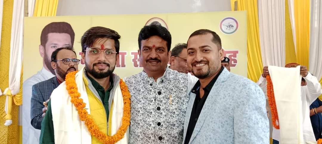 ArunSha71882427's tweet image. लोक जनशक्ति पार्टी रामविलास के सोशल मीडिया संयोजक हमारे बड़े भैया  Gaurav Kumar को  आदरणीय श्री हुलास पांडेय जी के एवं अमित रानू जी के द्वारा सम्मानित किया गया!!!
#gauravkumar #hulaspanday #AmitRanu #LokJanshaktiParty #ChiragPaswan #ljpbihar #Patna #Bihar