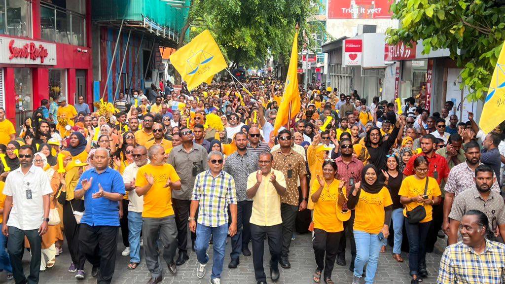 Thaahiru's tweet photo. މާލޭ ރައްޔިތުން ގޮތްނިއްމާނީ މަލޭ ކެޑިނޭޓް ބުނާގޮތައް. މިކަމާ ހިންނަވަރު މީހާ ގޮތް ނުކިޔާ.                         💛⚖️💛
💛ހިތާއި ހިތުގެގުޅުން💛
ފިކުރެއްގެ ދިރުން 💛

#FikureggeDhirun 
#VoteCandidateNumber01✔️ 
#VoteAnni ✔️ 
#RN2023
#Anni2023 https://t.co/RRRpAEmZoK