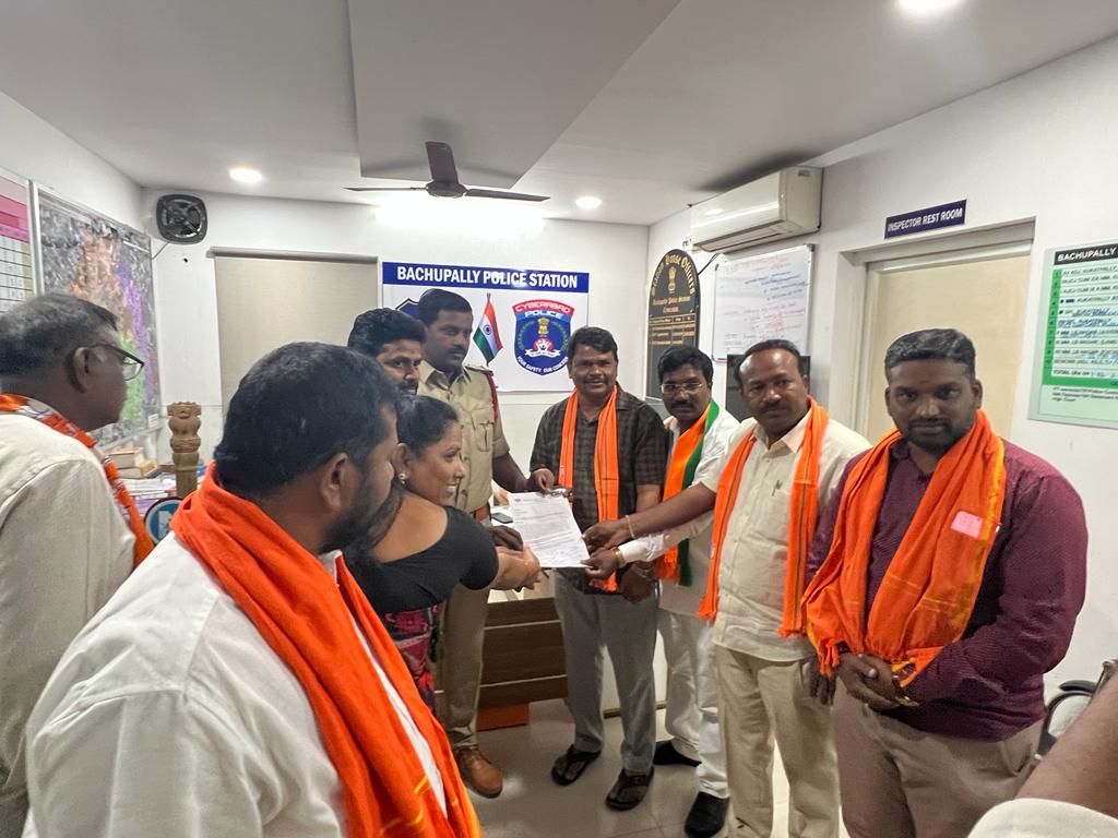 akula_bjp's tweet photo. We request you,FIR registration and disqualification of MLC Padi Kaushik Reddy for speaking obscene words against Telangana state woman governor.@rashtrapatibhvn
@PMOIndia @AmitShahOffice @DrTamilisaiGuv @TelanganaDGP @tarunchughbjp @BSKOffice @BJP4India @Eatala_Rajender https://t.co/X6MTmizWT6