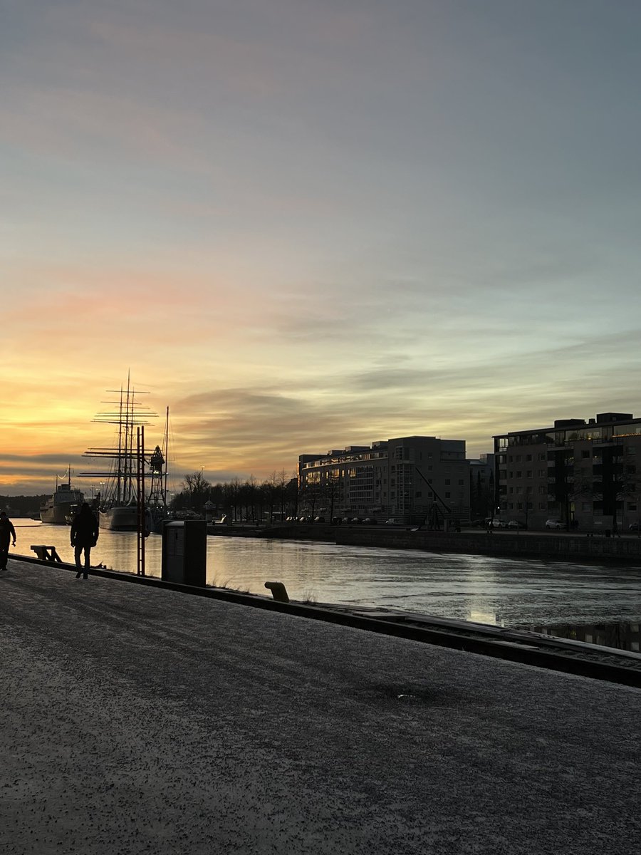 Päivä Turussa, päivä Euroopassa!
🌍Upea Elomatic Oy ja Green North2 Energy tekee vedyllä puhdasta energiaa todeksi.
🇺🇦Ukrainalaiset nuoret juttelivat jo suomeksi mm haaveammateistaan apul.pormestari <a href="/PiiaElo/">Piia Elo</a> ja minun kanssa 
🇪🇺Schuman-seurassa hieno keskusteluilta!
Kiitos #Turku