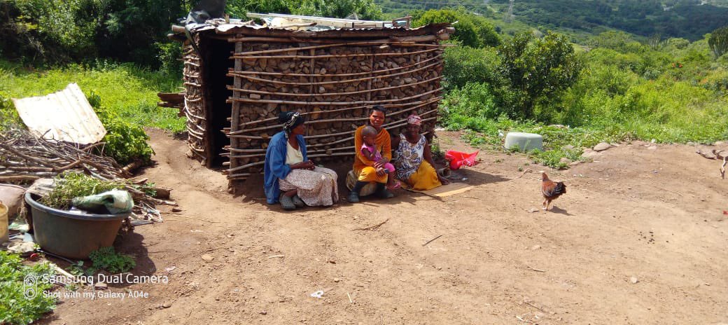 EthekwiniNews's tweet photo. PICTURES: The Qwabe family in Mthonjaneni is appealing for help as all 18 members of the family are surviving on the grandmother's pension. Gogo Thulisiwe Qwabe is appealing to anyone who can help them build a house and help get birth certificates for her grandchildren. https://t.co/UBn2XuN1ED