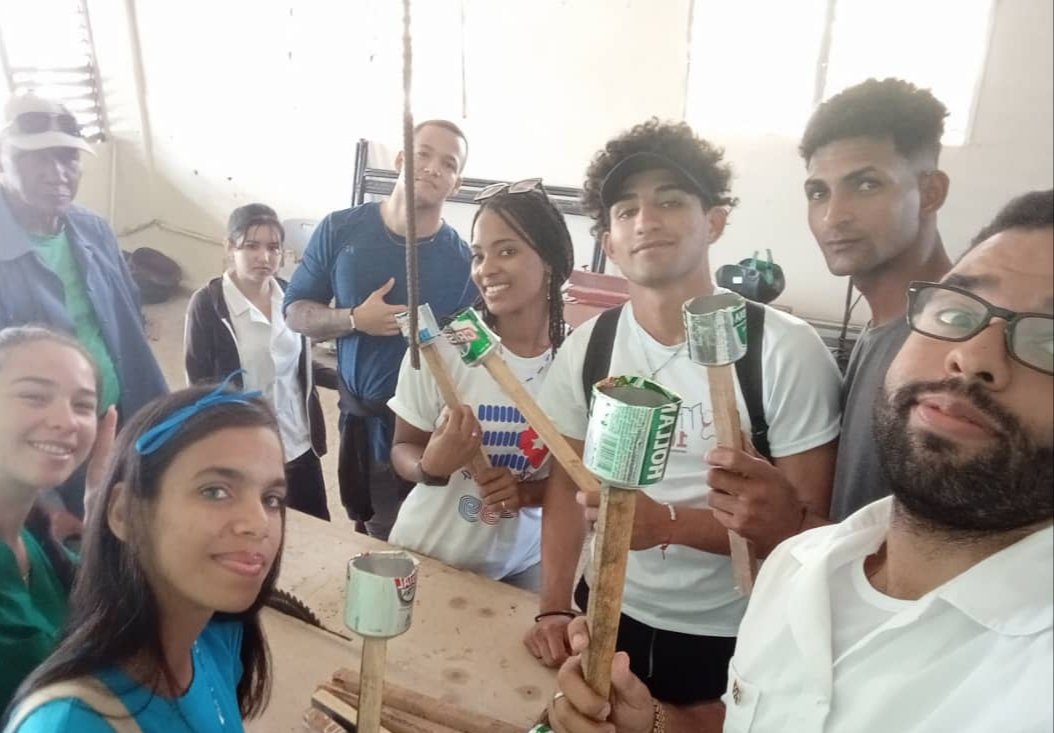FEUCMdLasTunas's tweet photo. Confeccionando nuestras Antorchas para que hoy la luz de Martí nos guíe!! #SuAntorchaMiFuerza #MartiVive #MartianosHoy #FEUCMdeLasTunas https://t.co/RyfVz9NqfI