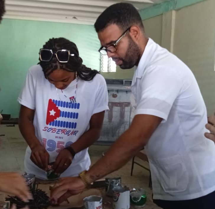 FEUCMdLasTunas's tweet photo. Confeccionando nuestras Antorchas para que hoy la luz de Martí nos guíe!! #SuAntorchaMiFuerza #MartiVive #MartianosHoy #FEUCMdeLasTunas https://t.co/RyfVz9NqfI