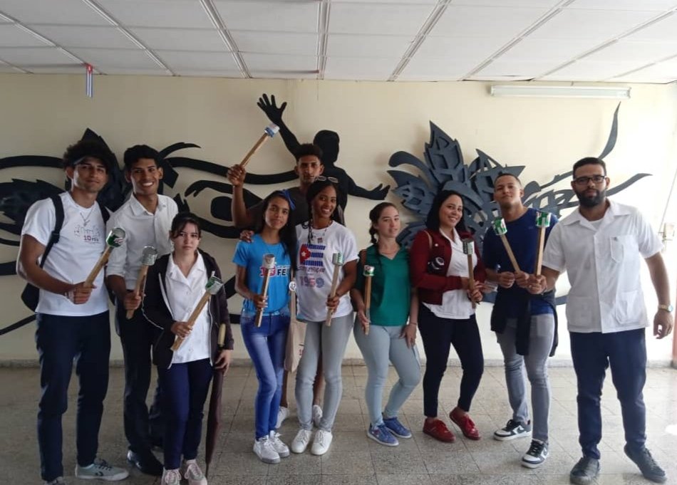 FEUCMdLasTunas's tweet photo. Confeccionando nuestras Antorchas para que hoy la luz de Martí nos guíe!! #SuAntorchaMiFuerza #MartiVive #MartianosHoy #FEUCMdeLasTunas https://t.co/RyfVz9NqfI