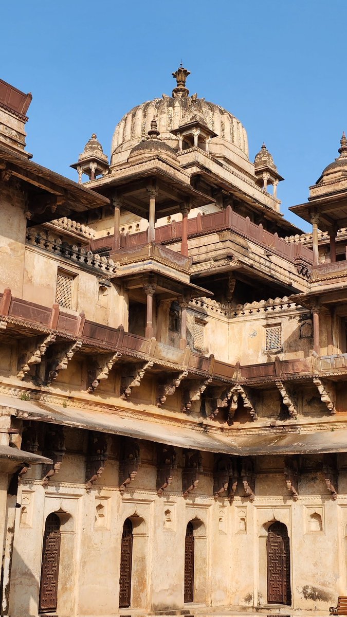 pranshu256's tweet photo. Count the number of right angles. What a gorgeous place. (Orchha, MP, India) https://t.co/PegHOveXRR