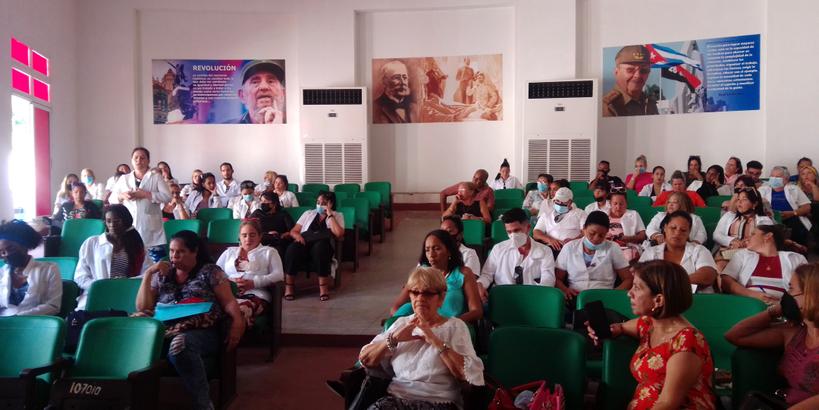 AmoraFA2's tweet photo. Se realiza el balance anual de la UEB Farmacia #Camagüey, donde se discuten temas como prestar un mejor servicio a la población. @FHHernndez1 @PartidoPCC https://t.co/YilN9Hz7LO