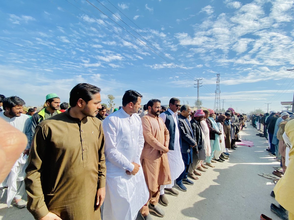 AAliLagharipsf's tweet photo. قمبر :
27/01/2023

پاکستان پیپلز پارٹی سٹی ڈسٹرکٹ لاڑکانہ کے صدر خیرمحمد شیخ جنرل سیکرںڑی انور علی لھر آصف لغاری ظھیر احمد ناریجو علی رصا شیخ اور دیگر نے سيد غلام حسين شاھ بخاری المعروف قمبر والے سائين کی جنازے نماز میں شرکت کی ۔

@BBhuttoZardari @SoomroJameel https://t.co/V5AjxX61Ca