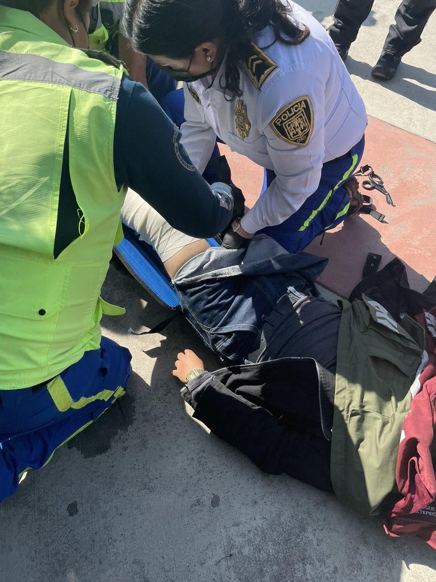 BasauriRommy's tweet photo. #ambulancia #erum excelente atención y servicio #bosquedechapultepec #paramedico @jenniferordonez https://t.co/BParxfr5bx