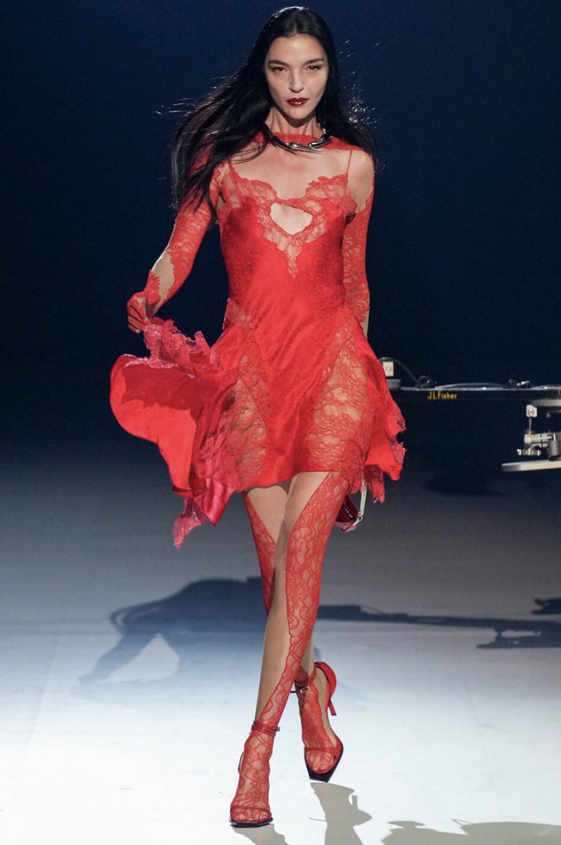 Grishea__'s tweet photo. The incredible Mugler designs are both striking and ethereal, we've paired the #Helena bag for an all red dream moment! 🌹

#digitalfashion #mugler #NFTsCommunity #NFTs #NFTartwork #NFTProject #NFT #web3community https://t.co/byVwWALhgk