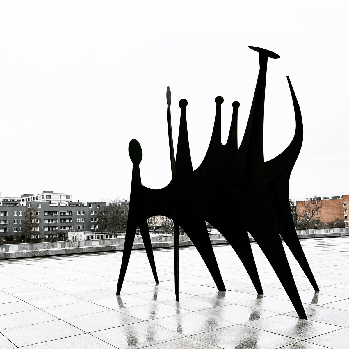 awernerfoto's tweet photo. Januartage in #Berlin sind irgendwie immer grau. Gut, dass es dann wenigstens Dinge gibt, die niemals grau sind: #Kunst zum Beispiel. #visitBerlin #BerlinFoto #calder #NeueNationalgalerie https://t.co/RYxkLCPiMN