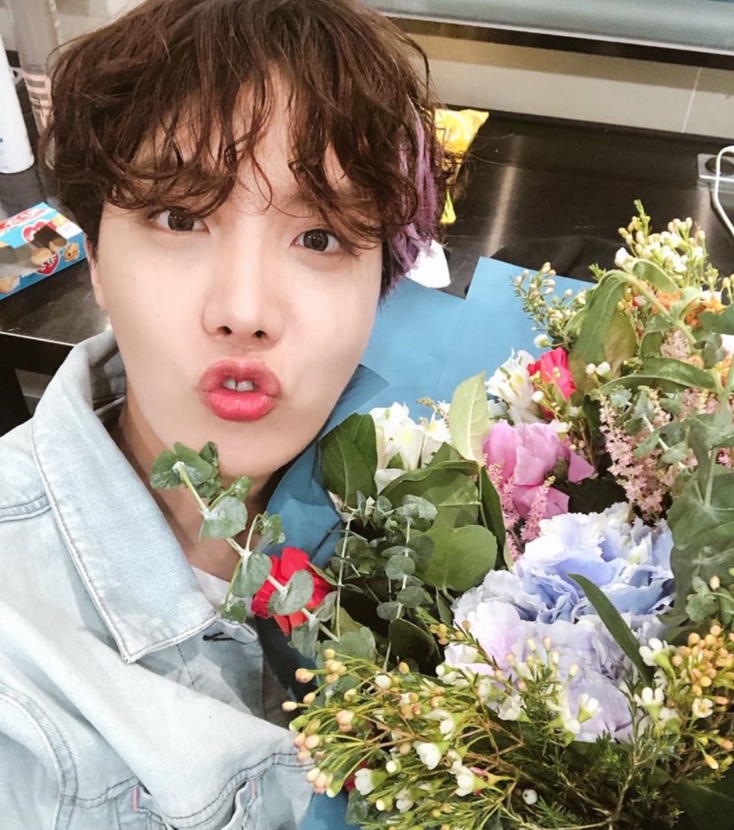 HOBIYUNA's tweet photo. flower field, that’s where i’m at https://t.co/TgKYAqAy4C
