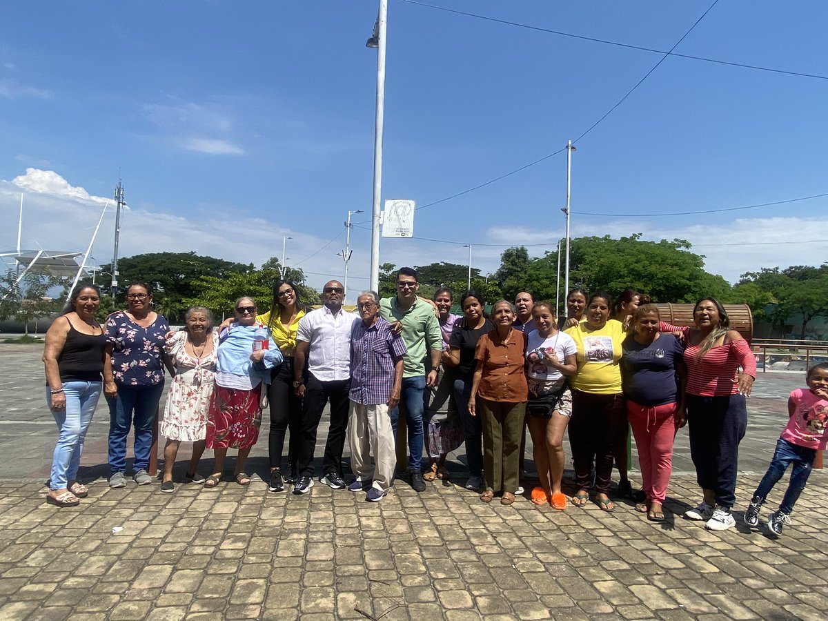 HUGOARCINIEGASM's tweet photo. Socialización con las vendedoras de flores del cementerio central, será reubicadas en el parque de los niños dignificando su actividad económica, este es un gran logro en materia de recuperación de Espacio Público y reactivación económica.
#primeroneiva 🔴🟢🟡 https://t.co/jppz2FX0A3