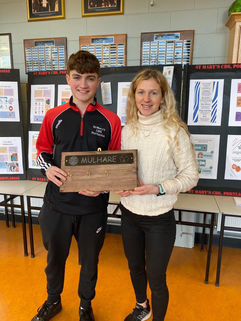 St_Marys_cbs's tweet image. Tony Walsh presenting Ms Mulhare with a personalised medal holder made as part of his hugely successful TY mini company @tonys_timber_ty . 🏅The European Cross Country medal will look even more impressive now! 🏃‍♀️ Well done Tony! 👍 @StudentEntProg #fromeachtheirbest
