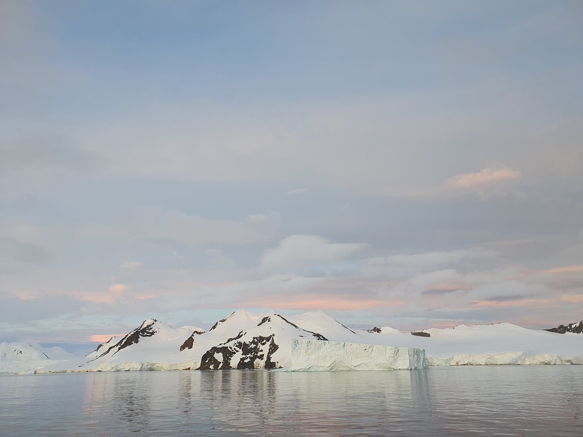 GoletaUgr's tweet photo. Antartic sunset: wonderful surprise, nice present! https://t.co/5uDiAjBIMM