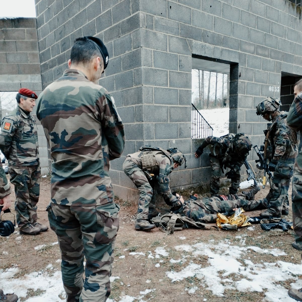 2brigadeblindee's tweet image. 🔵🟡Le général Toujouse #ComFT, assiste à Bitche à la présentation d'un "PC miroir", développé par la 2e brigade blindée, et à l'entraînement des soldats en formation initiale au CFIM 🪖💪

#NotreDéfense
#PrépaOps
#CapaciTerre