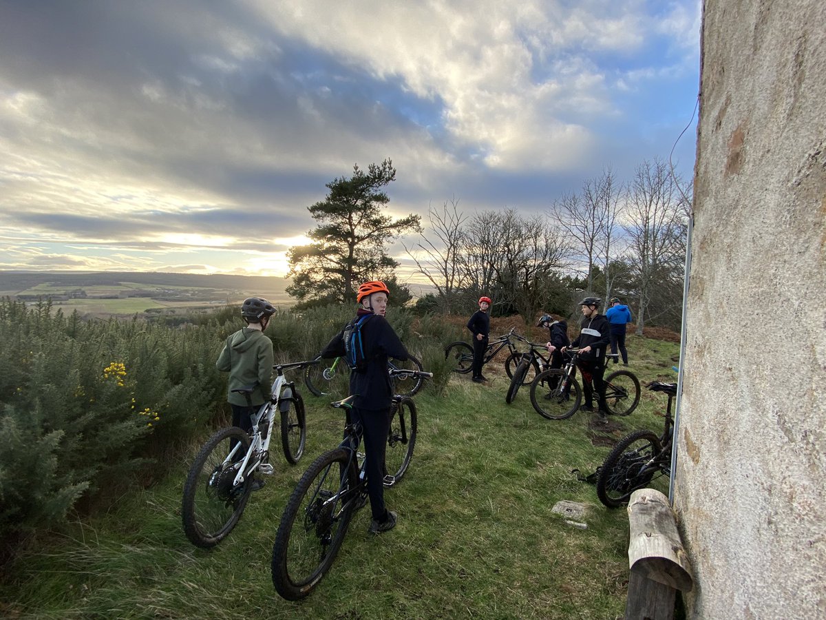 tech_ehs's tweet image. Fine to get out again with this bunch. The advanced group taking on some technical, punchy climbs to the tower along with a bit of a history lesson.
#ehsmtb @ArranPTG
