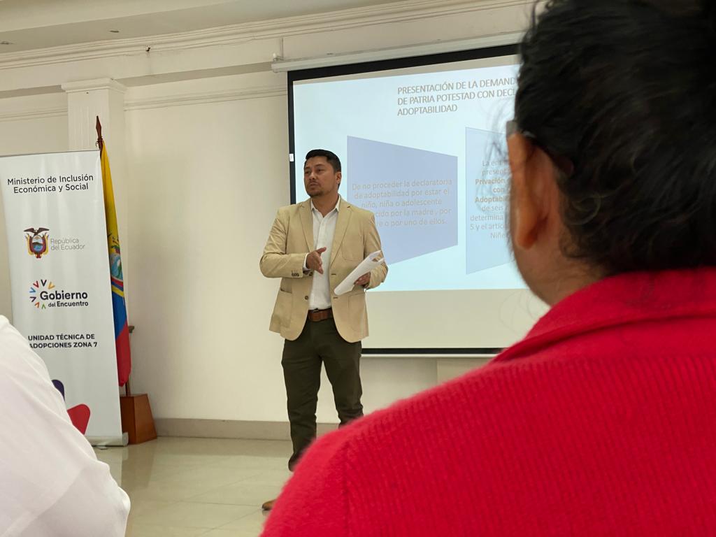 Con el objetivo de conocer antecedentes, normas jurídicas, procedimientos y otros componentes, 14 solicitantes de adopción de #Loja y #ElOro participan en el Curso de Formación inherente al proceso.

Garantizamos el cuidado y protección de niñas 👧, niños 👶 y adolescentes 🙌.