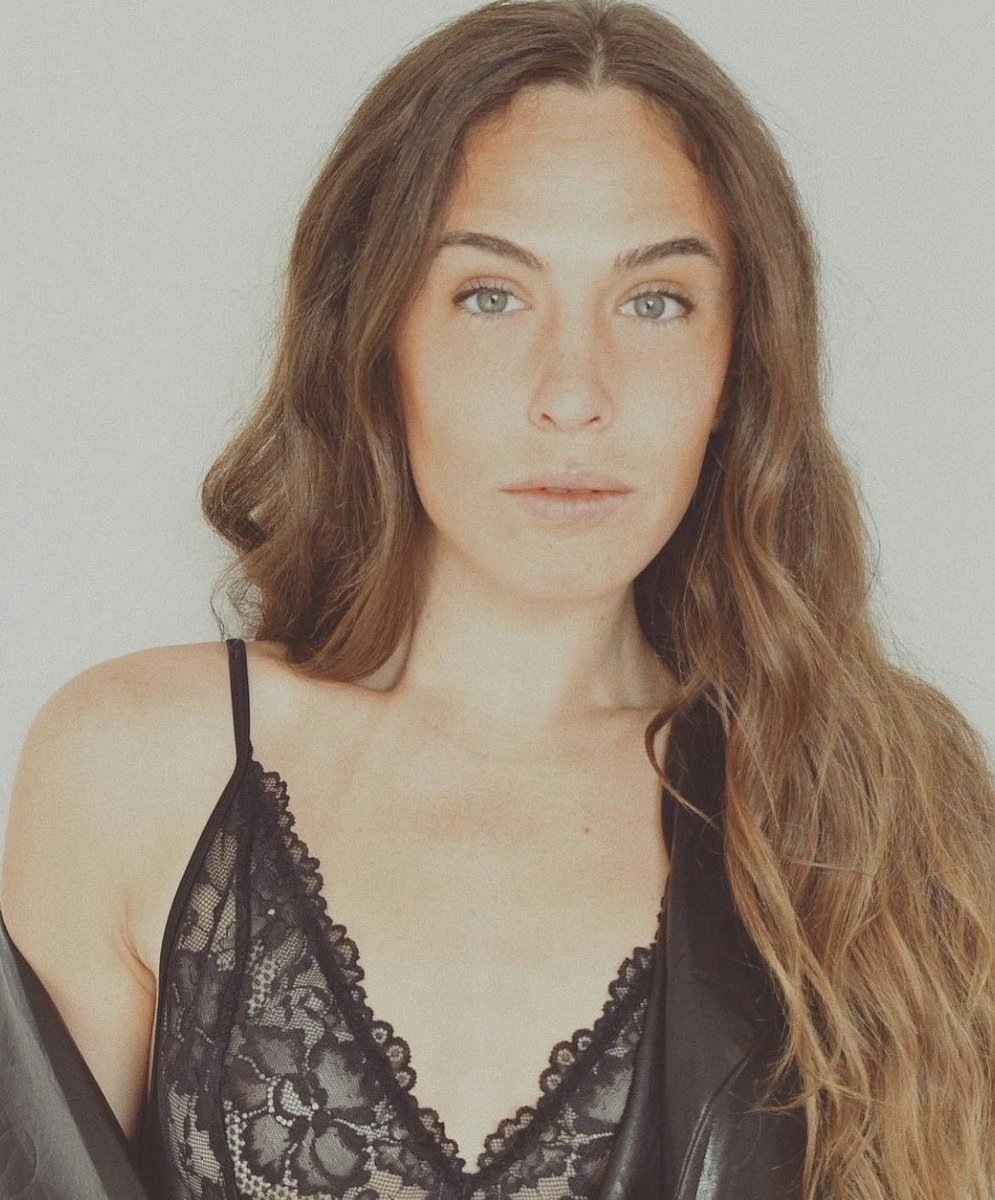 explicitlyella's tweet image. just me &amp;amp; my new pfp 🦥✌🏼@CasualSloths