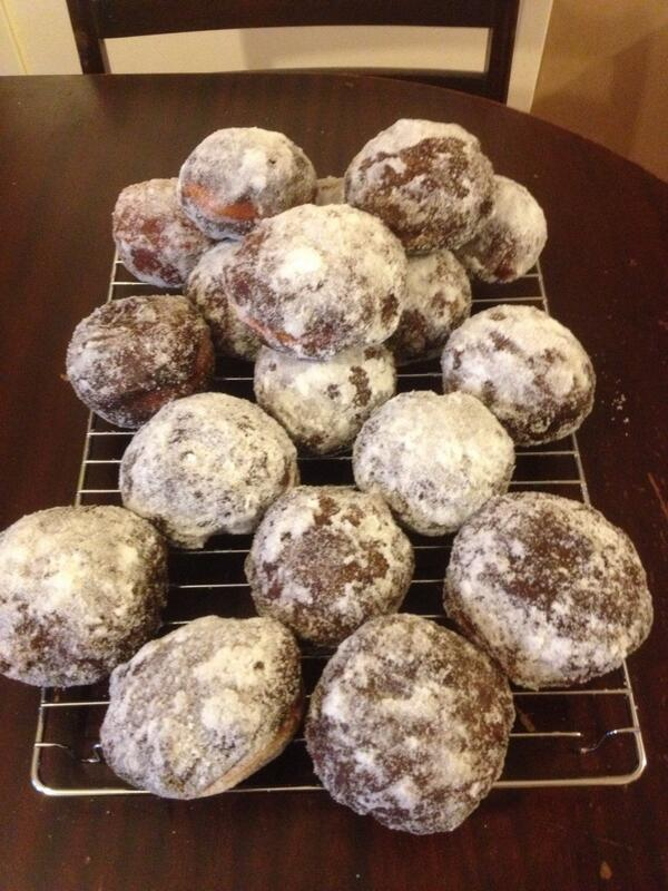 TonyPearson74's tweet photo. @PaulHollywood I doubled your recipe as 10 wasn't going to be enough. Temperature of the fat was too high, and it's a bread based recipe (so constantly proving at time of baking). Double losing battle. Lessons learnt. https://t.co/dJVeecOuGp