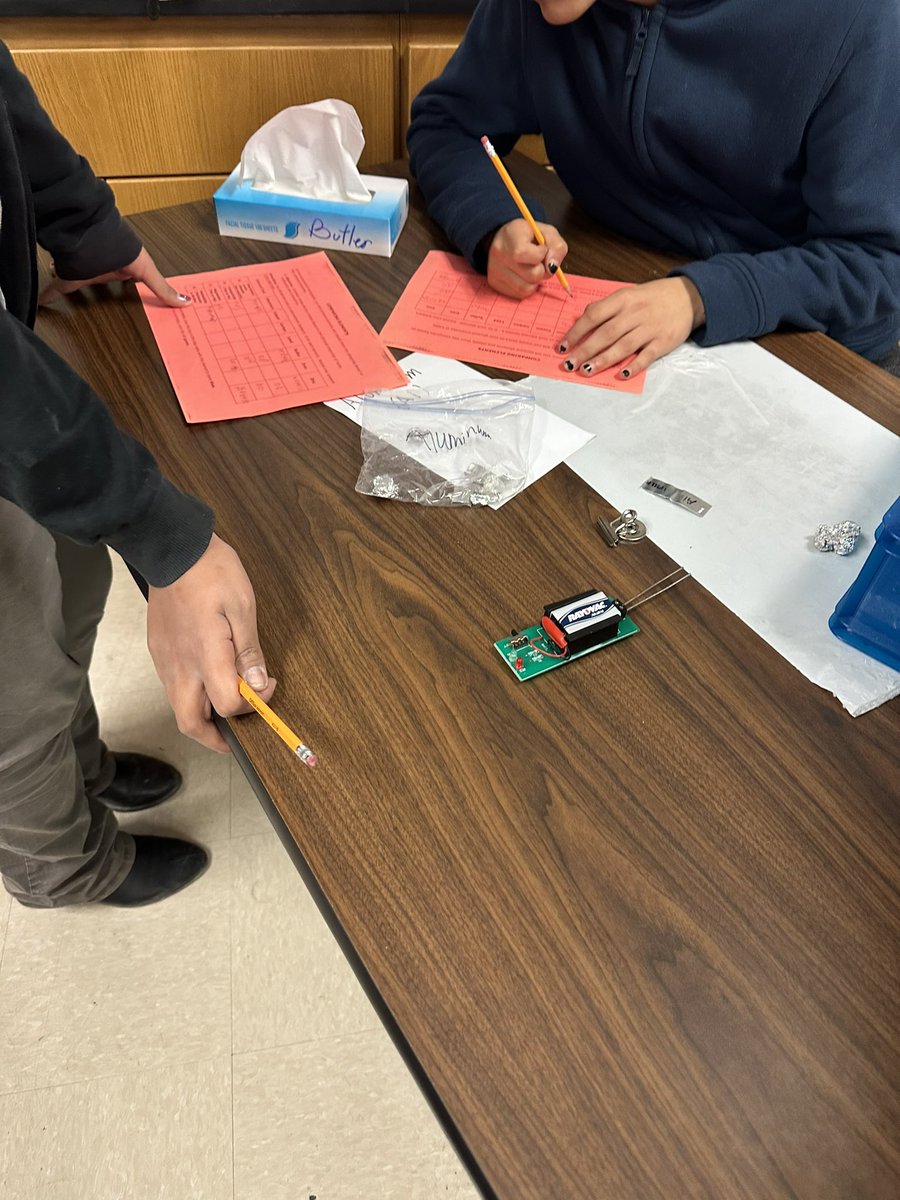 BRamirez1223's tweet photo. Today”s BOAST ( bragging on students and teachers ) goes out to these scientists reviewing properties of metals, non- metals and metalloids in stations ! #criticalthinkers @NISDMSScience @NISDJones @NISDJonesSTEM https://t.co/quPfoUjzXu