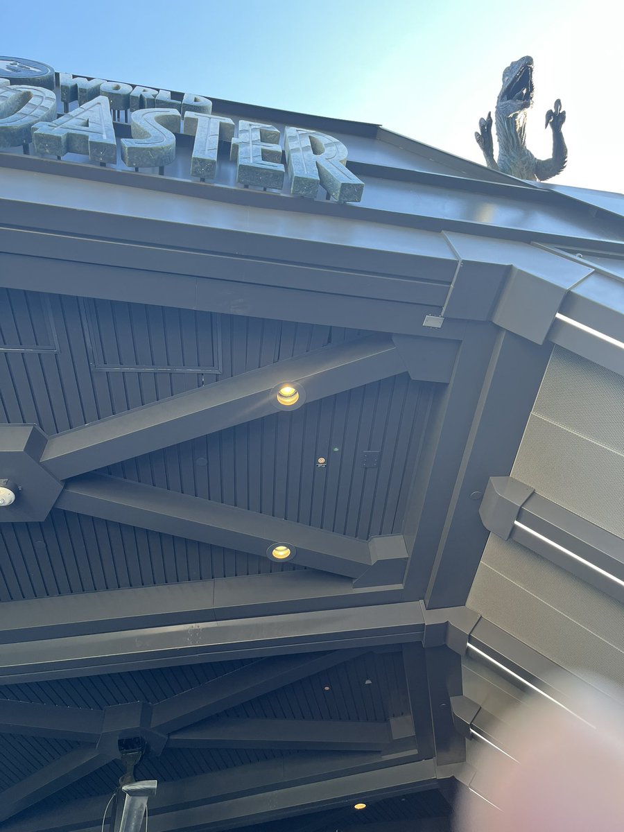 TGIWiFiGuy's tweet photo. Great meeting with Universal Studios. We got a chance to walk the park and see @Ventev product deployed. Our antennas and enclosures were nicely camouflaged which speaks a lot to well-thought of network design, planning and execution. #ShowMeYourVentev #JunctionBoxAntenna https://t.co/0uY7x13fT6