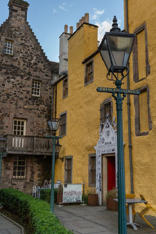 Our #museum  of #Edinburgh brightens up any Friday! Are you ready to leap into the weekend?
We are open daily 10am - 5pm and you can find us down the historic Royal Mile heading for the palace! #ForeverEdinburgh #heritage #MuseumTwitter 

📸 Graeme Gainey