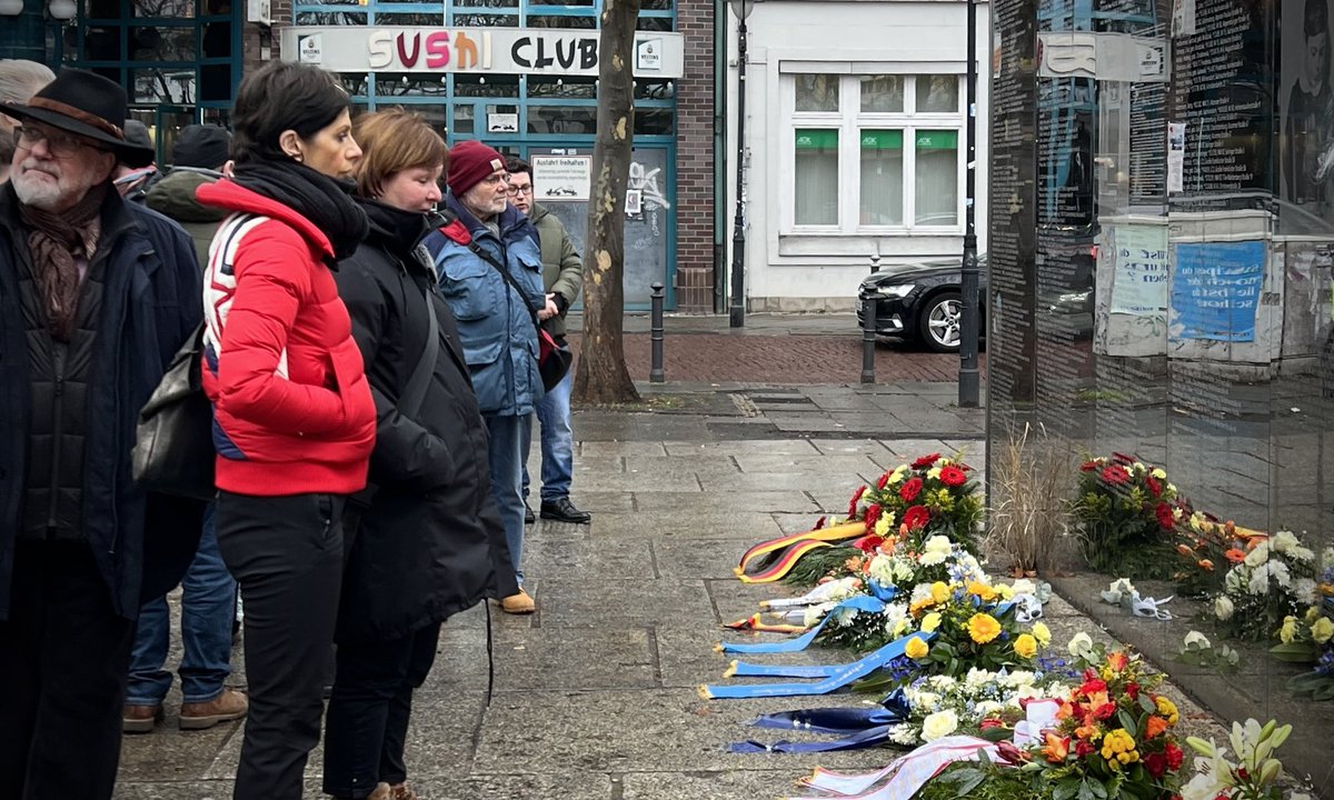 Mit einer Kranzniederlegung an der #Spiegelwand gedenkt die #BVVsz der Opfer des Holocaust. NEIN zu #Rassismus, #Antisemitismus, #Queerfeindlichkeit, #Hass &amp; #Hetze ✊

#HolocaustGedenktag #NieWieder #KeinVergessen #WeRemember